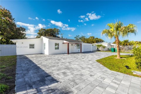 Снять в аренду виллу или дом в Майами, Флорида 3 спальни, 120.4м2, № 2048927 - фото 3