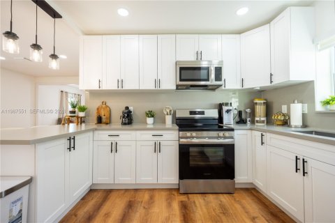 Снять в аренду виллу или дом в Майами, Флорида 3 спальни, 120.4м2, № 2048927 - фото 9