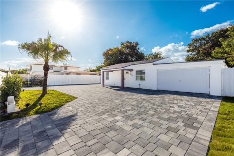 Снять в аренду виллу или дом в Майами, Флорида 3 спальни, 120.4м2, № 2048927 - фото 4