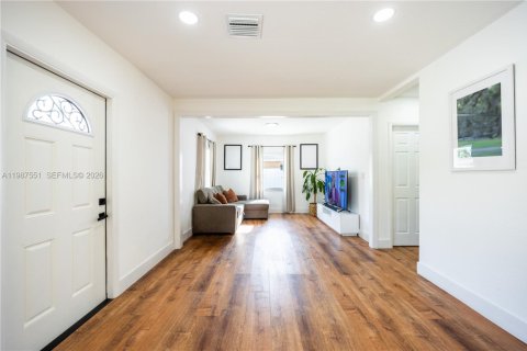 Снять в аренду виллу или дом в Майами, Флорида 3 спальни, 120.4м2, № 2048927 - фото 5