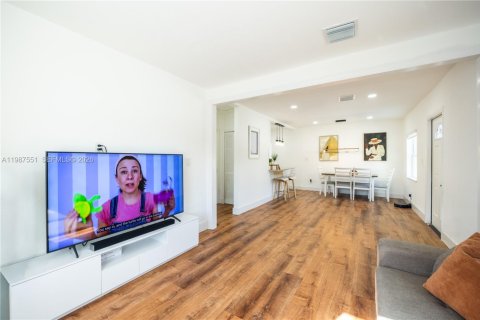 Снять в аренду виллу или дом в Майами, Флорида 3 спальни, 120.4м2, № 2048927 - фото 6