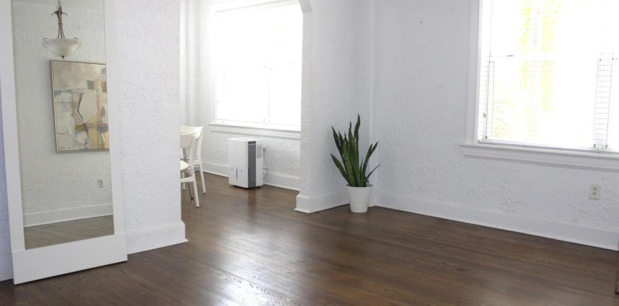 Estudio en el Condominio en Miami Beach, Florida  № 2260097