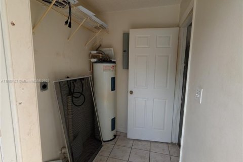 Casa en alquiler en Fort Lauderdale, Florida, 4 dormitorios, 128.21 m2 № 1938992 - foto 11