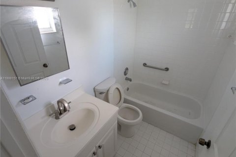 Casa en alquiler en Fort Lauderdale, Florida, 4 dormitorios, 128.21 m2 № 1938992 - foto 19