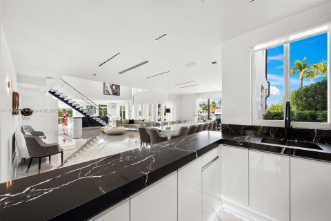 Villa ou maison à louer à North Miami Beach, Floride: 5 chambres, 410.26 m2 № 1859630 - photo 24
