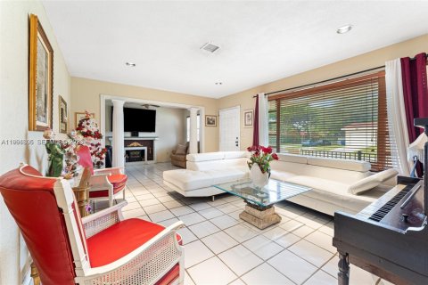Casa en venta en Miami, Florida, 3 dormitorios, 149.39 m2 № 2029620 - foto 3