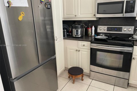 Condo in Hialeah, Florida, 3 bedrooms  № 2004869 - photo 2