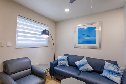 Condo in Saint Petersburg, Florida, 1 bedroom  № 2429019 - photo 8