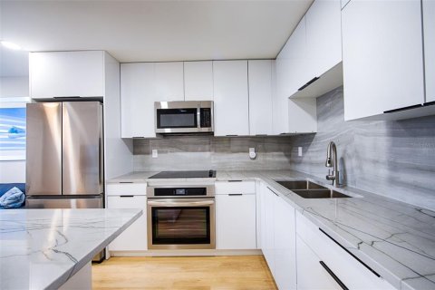 Condo in Saint Petersburg, Florida, 1 bedroom  № 2429019 - photo 6