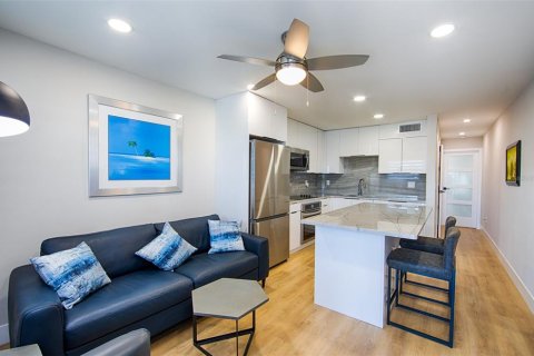Condo in Saint Petersburg, Florida, 1 bedroom  № 2429019 - photo 3