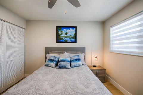 Condo in Saint Petersburg, Florida, 1 bedroom  № 2429019 - photo 11