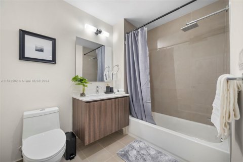 Condominio en venta en Hollywood, Florida, 1 dormitorio, 72.19 m2 № 1135267 - foto 13