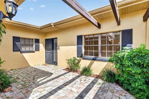 Condo in Eustis, Florida, 2 bedrooms  № 2215415 - photo 3