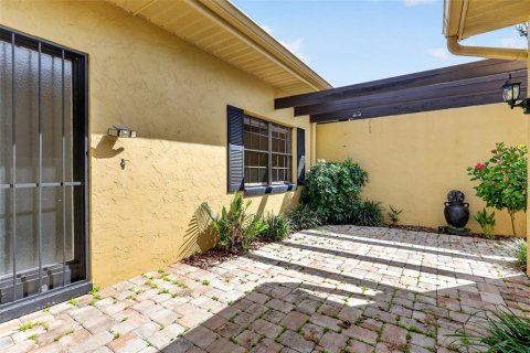 Condo in Eustis, Florida, 2 bedrooms  № 2215415 - photo 5