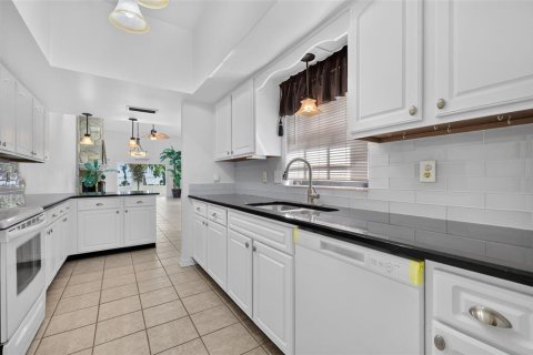 Condo in Eustis, Florida, 2 bedrooms  № 2215415 - photo 25