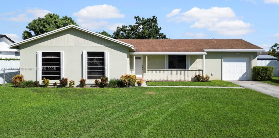 Дом в Хомстед, Флорида 4 спальни, 132.2м2 № 1954001