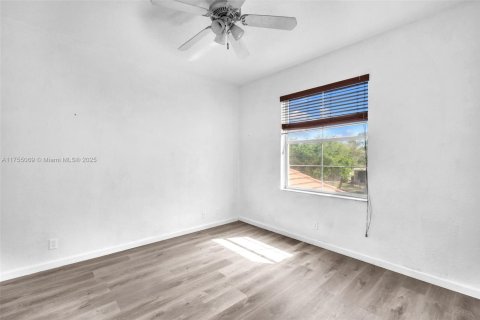 House in Royal Palm Beach, Florida 5 bedrooms, 361.76 sq.m. № 1860793 - photo 24