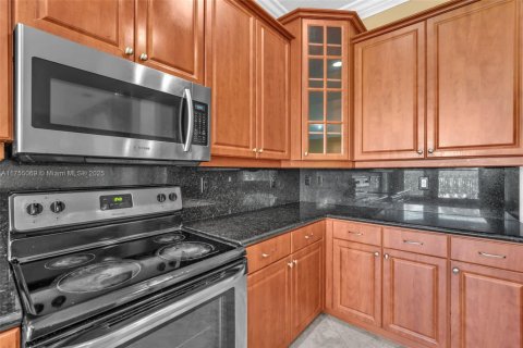 House in Royal Palm Beach, Florida 5 bedrooms, 361.76 sq.m. № 1860793 - photo 11