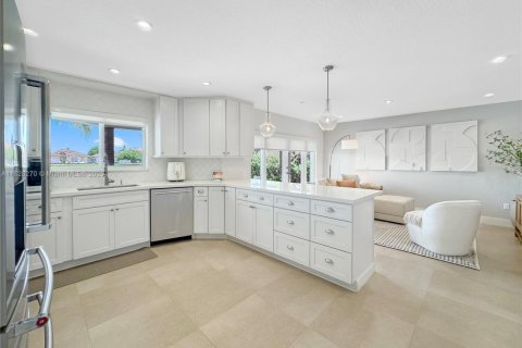 House in Miami, Florida 4 bedrooms, 233.18 sq.m. № 1830289 - photo 10