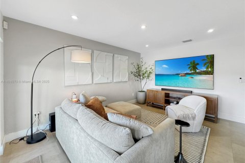 House in Miami, Florida 4 bedrooms, 233.18 sq.m. № 1830289 - photo 7