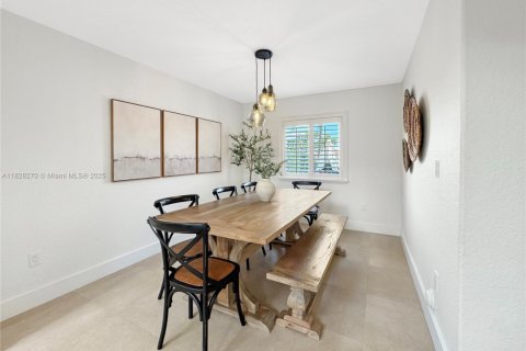 House in Miami, Florida 4 bedrooms, 233.18 sq.m. № 1830289 - photo 14