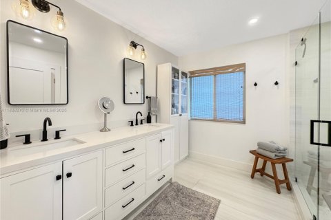 House in Miami, Florida 4 bedrooms, 233.18 sq.m. № 1830289 - photo 21