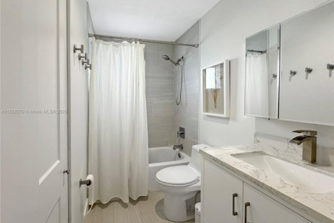 House in Miami, Florida 4 bedrooms, 233.18 sq.m. № 1830289 - photo 20