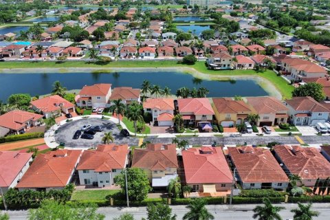 House in Miami, Florida 4 bedrooms, 233.18 sq.m. № 1830289 - photo 30