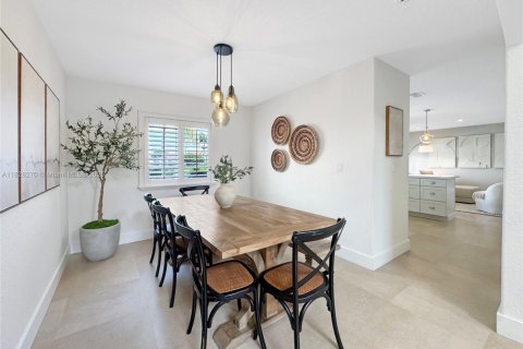 House in Miami, Florida 4 bedrooms, 233.18 sq.m. № 1830289 - photo 13