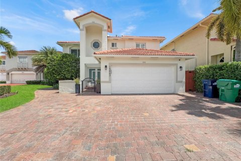 House in Miami, Florida 4 bedrooms, 233.18 sq.m. № 1830289 - photo 25