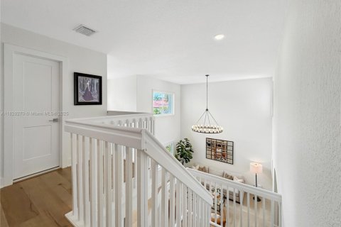 House in Miami, Florida 4 bedrooms, 233.18 sq.m. № 1830289 - photo 15