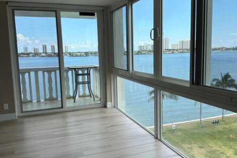 Condominio en alquiler en Lake Park, Florida, 2 dormitorios, 126.63 m2 № 2154630 - foto 4