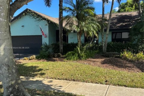 Villa ou maison à vendre à Pembroke Pines, Floride: 3 chambres, 167.69 m2 № 1970769 - photo 1