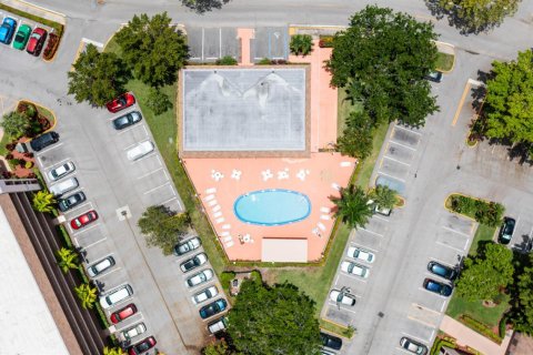 Condo in Sunrise, Florida, 2 bedrooms № 2082344 - photo 12
