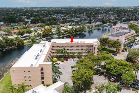 Condo in Sunrise, Florida, 2 bedrooms № 2082344 - photo 3