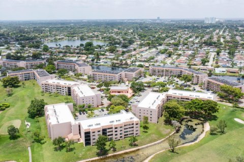Condo in Sunrise, Florida, 2 bedrooms № 2082344 - photo 15