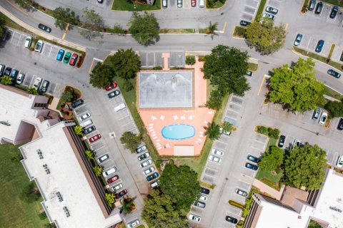 Condo in Sunrise, Florida, 2 bedrooms № 2082344 - photo 17