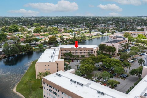 Condo in Sunrise, Florida, 2 bedrooms № 2082344 - photo 4