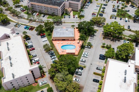 Condo in Sunrise, Florida, 2 bedrooms № 2082344 - photo 13