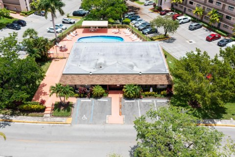 Condo in Sunrise, Florida, 2 bedrooms № 2082344 - photo 9
