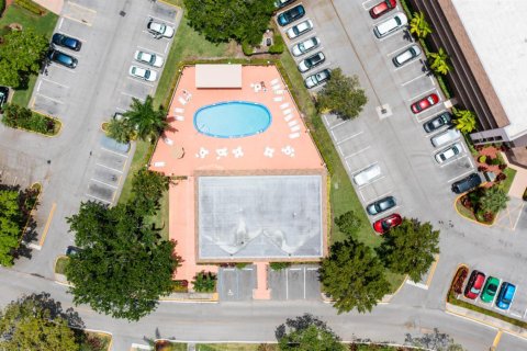 Condo in Sunrise, Florida, 2 bedrooms № 2082344 - photo 10