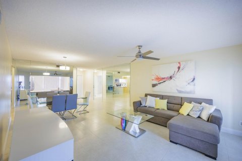 Condo in Sunrise, Florida, 2 bedrooms № 2082344 - photo 28
