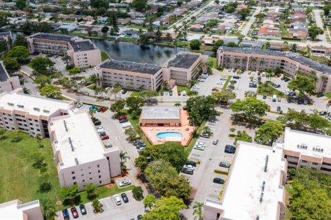 Condo in Sunrise, Florida, 2 bedrooms № 2082344 - photo 16