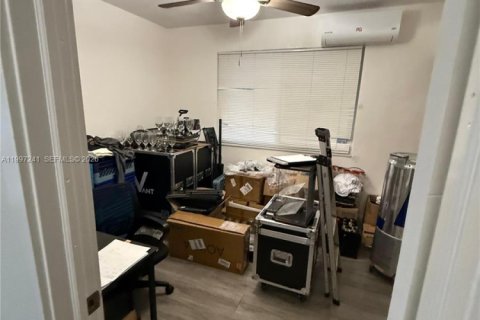 House in Miami, Florida 3 bedrooms, 144.56 sq.m. № 2060528 - photo 6