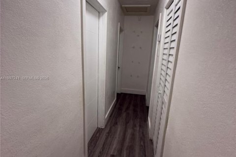 House in Miami, Florida 3 bedrooms, 144.56 sq.m. № 2060528 - photo 14