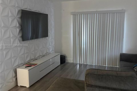 House in Miami, Florida 3 bedrooms, 144.56 sq.m. № 2060528 - photo 2