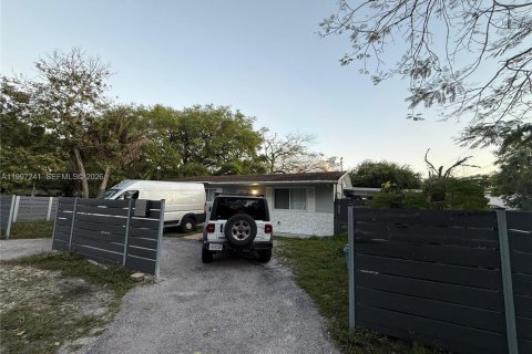 House in Miami, Florida 3 bedrooms, 144.56 sq.m. № 2060528