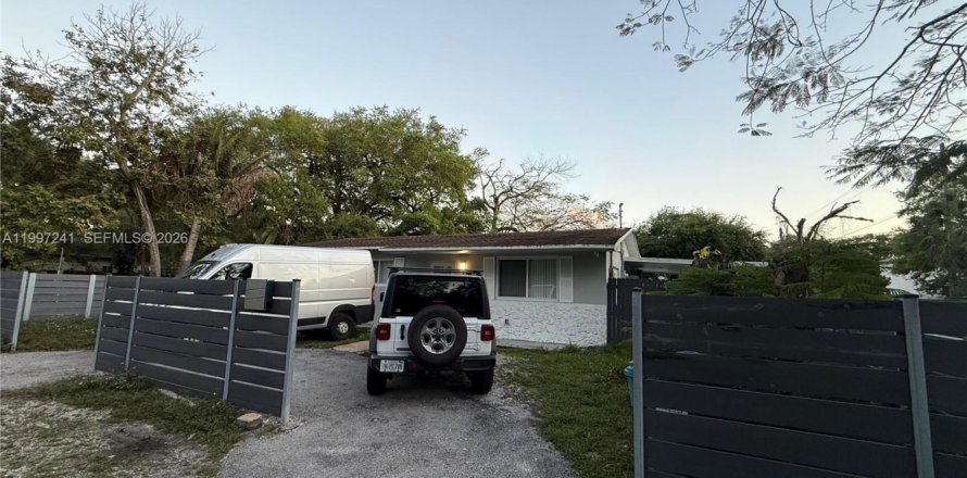 House in Miami, Florida 3 bedrooms, 144.56 sq.m. № 2060528