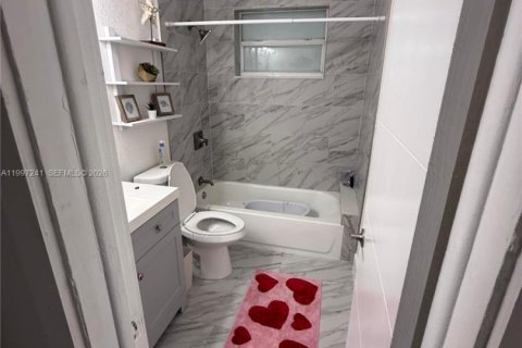 House in Miami, Florida 3 bedrooms, 144.56 sq.m. № 2060528 - photo 5