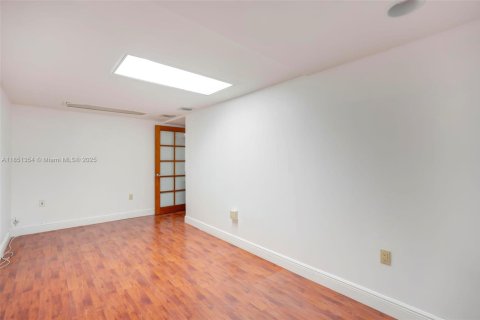Commercial property in North Miami, Florida № 1857457 - photo 4